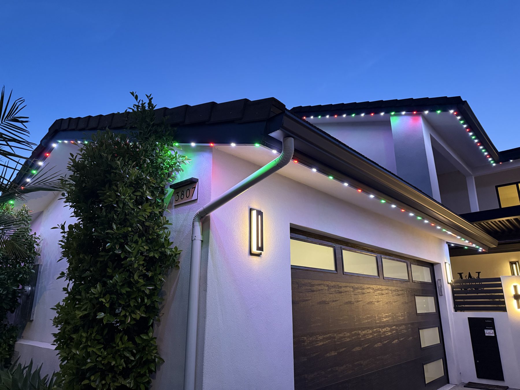 Same modern home in Christmas colors